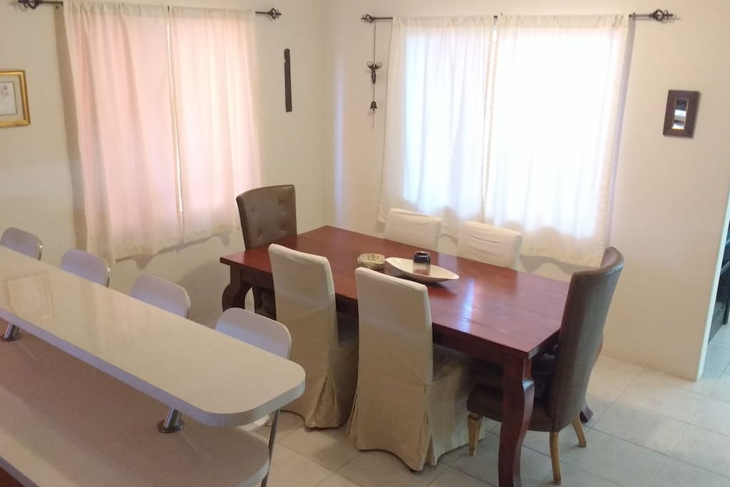 Amplio comedor para seis personas, iluminado y vinculado con la cocina.