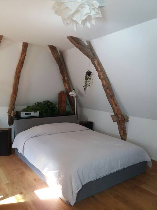 Chambre spacieuse en étage.