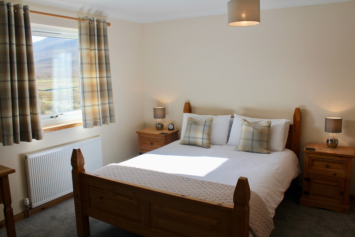 宽敞的加大双人床卧室，带套内卫生间 