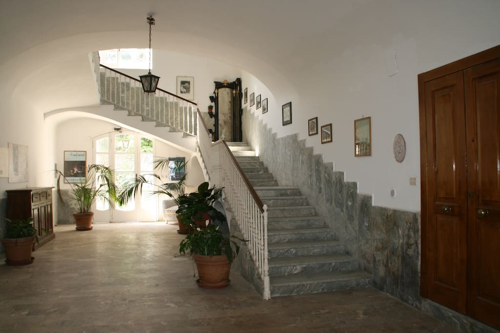 Ingresso della villa e accesso alla mansarda