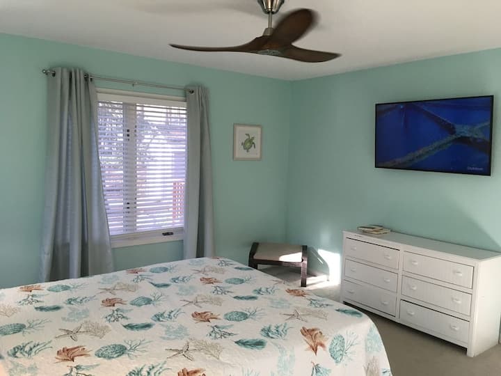 Vue sur la chambre principale avec télévision à écran plat de 50 pouces.