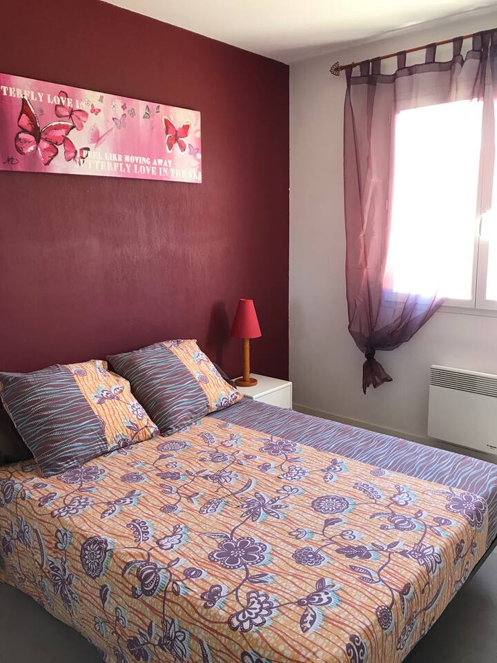 ห้องนอนเตียงขนาด 140 x 190 ซม. พร้อมที่บังตา