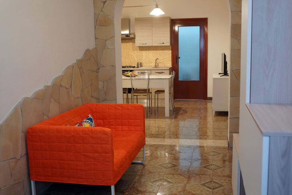 L'ingresso con un comodo divanetto.
