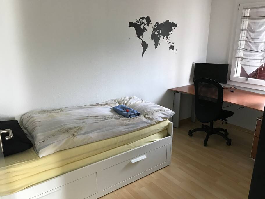 Schlafzimmer mit ausziehbarem Bett.