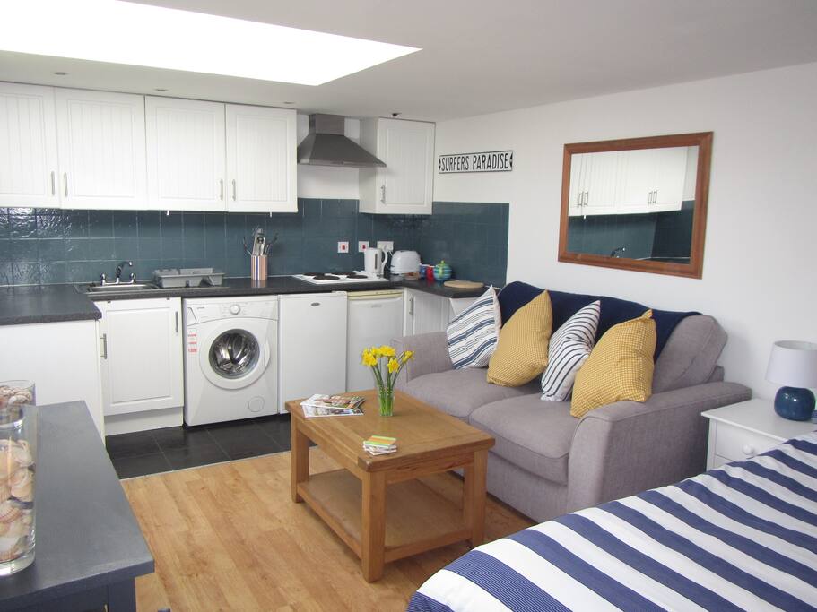 Kitchen / Lounge area