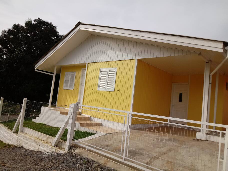 Casa localizada em meio a natureza, a 1,8 km da catedral, dispõe de 2 quartos, sala e cozinha conjugada, 1 banheiro, área de serviço e garagem para 1 carro com patio fechado. A casa oferece sistema de alarme e TV .