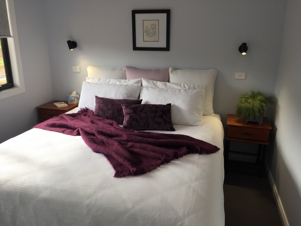 Táto spálňa s manželskou posteľou King je nielen veľmi pohodlná, ale aj všestranná, pretože posteľ sa v prípade potreby rozdeľuje na 2 extra dlhé jednolôžka.