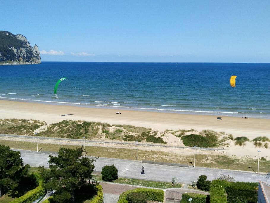 Vistas frontales y deportes viento, aire y mar donde reside la única ubicación a la Escuela de Windsurf de todo Laredo