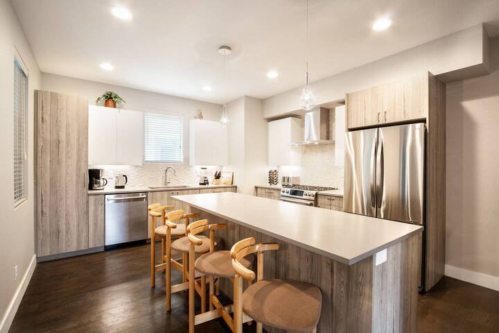 Downtown Wonderland Walk To Convention and Museums gallery image 3