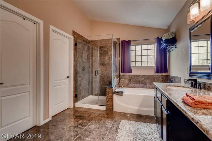 Well appointed crowd, pleaser! gallery image 5