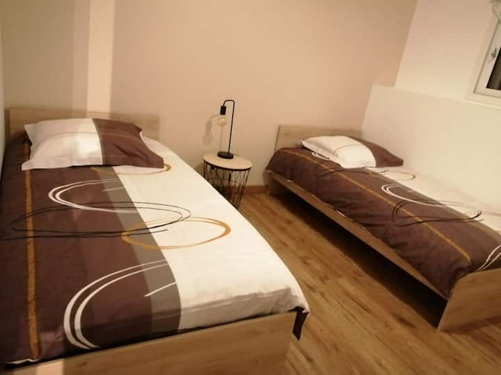 Cama de 90 por 200, las sábanas son opcionales.                segundo dormitorio a la izquierda. 15 euros por habitación para el alquiler de sábanas