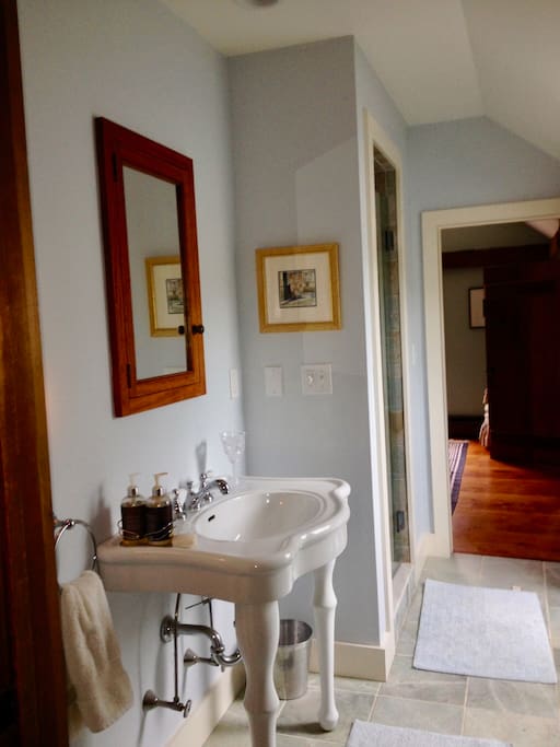 Adjoining bath- Door on either end for each bathroom