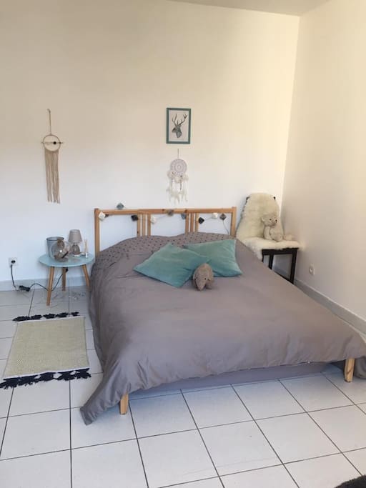 Chambre avec un lit double, un matelas double en plus, un bureau, un dressing, fenêtre donnant sur cours intérieur