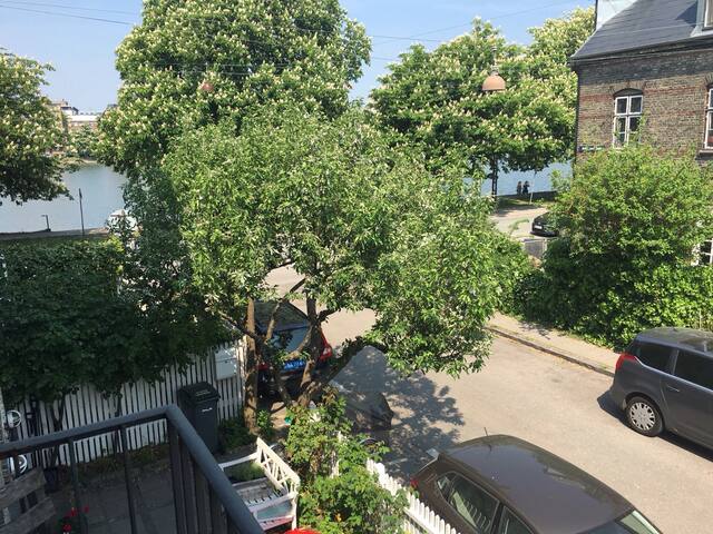 Charming townhouse at the lake in the city center gallery image 3