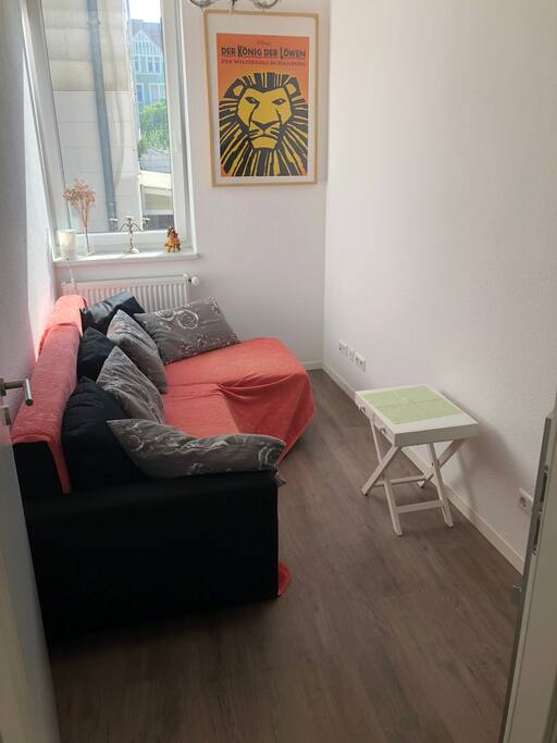 Dein Zimmer mit eingeklapptem Sofa
