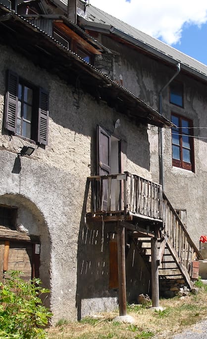 L'Appartement, la fenêtre à gauche et la porte en haut de l'escalier