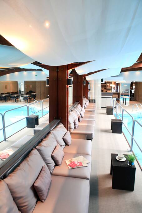 Détente au bord de la piscine intérieure