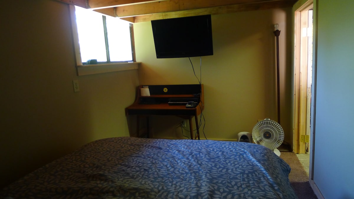 Vyumba vya kulala vya 4, chumba tofauti, safi, kizuri na cha kujitegemea sana ndani ya gereji.  Umbali wa dakika chache kutoka kwenye staha hadi nje kuu. Angalia picha inayofuata ya eneo la chumba hiki.