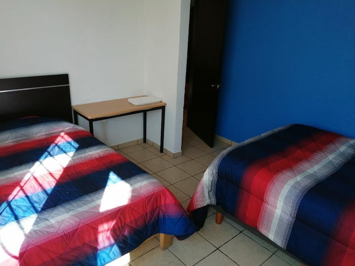 Izba s 1 manželskou posteľou Queen a 1 manželskou posteľou