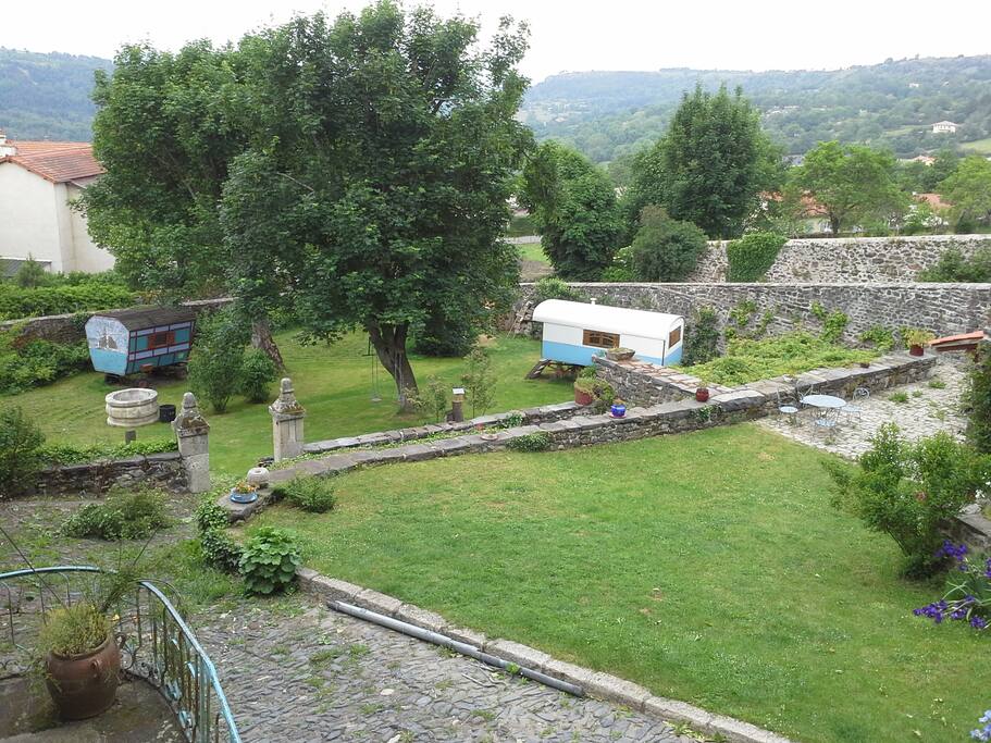 L'agréable jardin clos de murs en pierre est très tranquille. Les voyageurs pourront s'y reposer, échanger, prendre l'apéritif ...