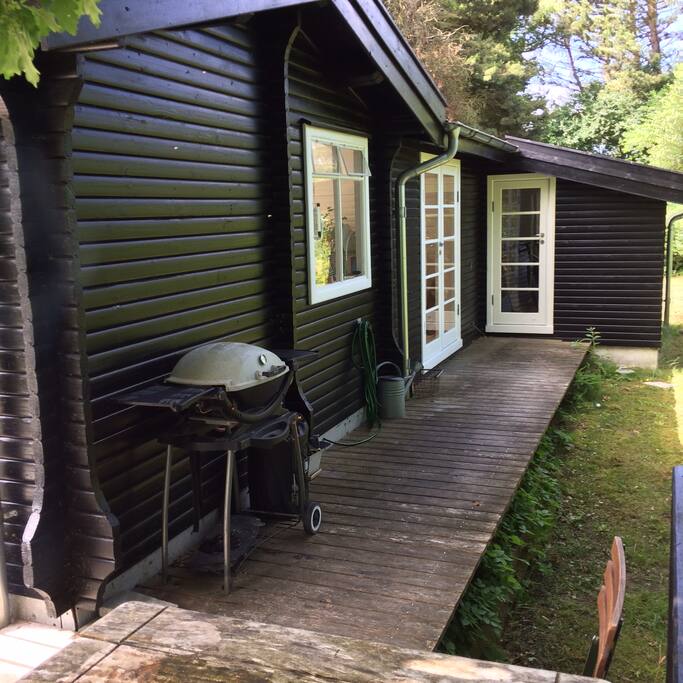 Bagside af huset og indgang til annex