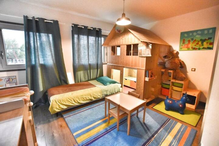 2nd Bedroom for kids with hut and baby's bed