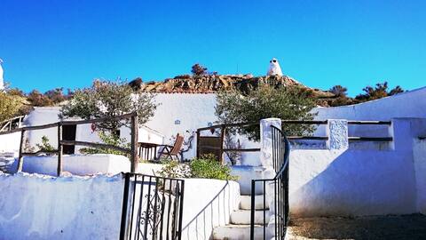 A cosy cave with a sunny garden "Cueva Oliva"