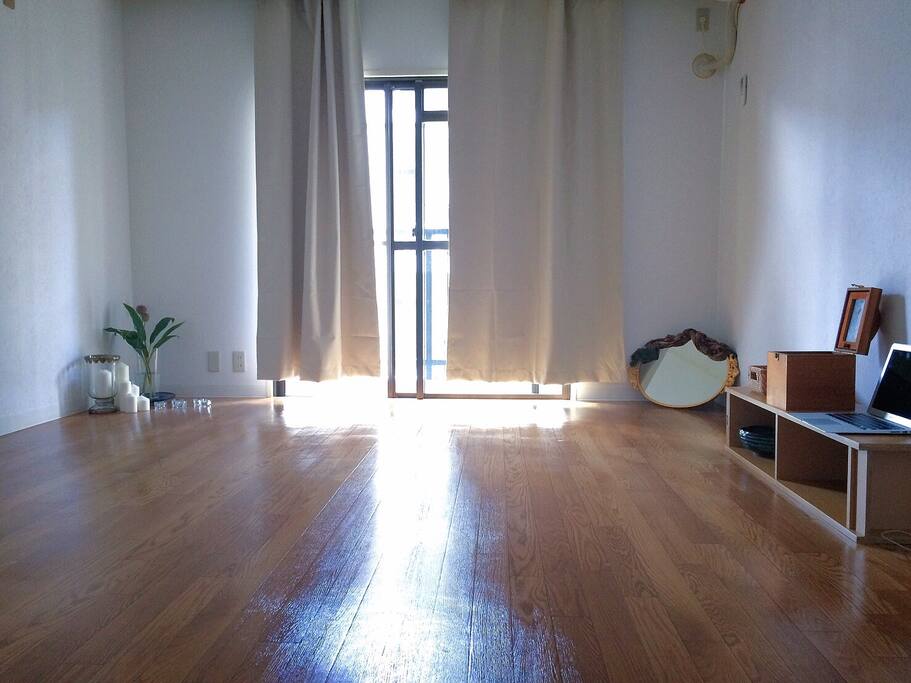 It's a minimalist room .