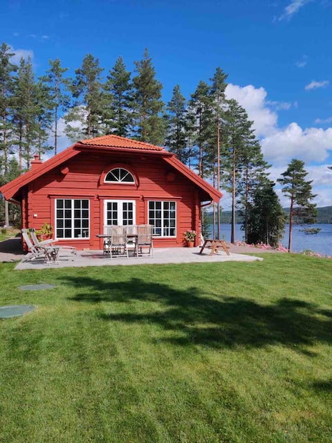 Lakefront cottage with boat, beach and private jetty