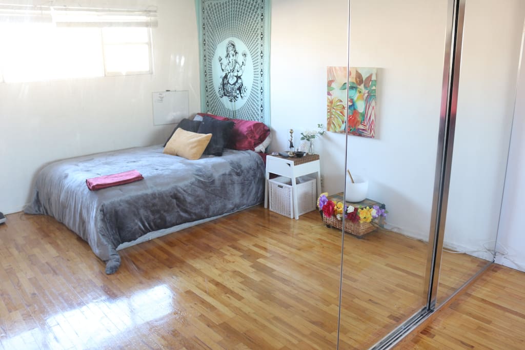 Available also a large closet with mirrors