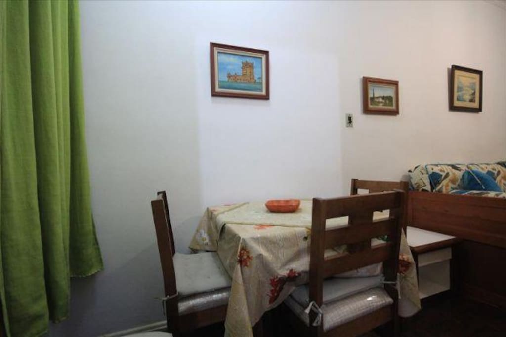 Jardim de Inverno com mesa e quatro cadeiras