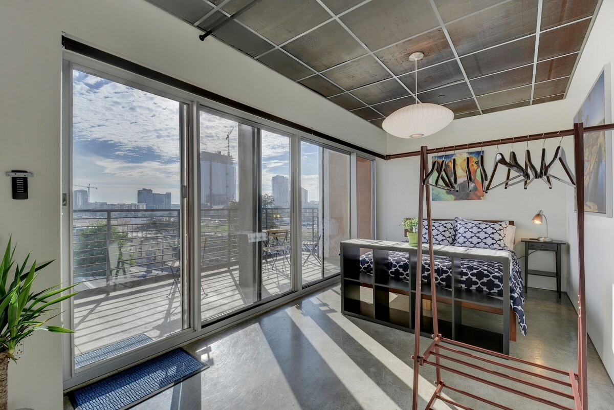 Stay on 6th Street | Walk to Convention Center