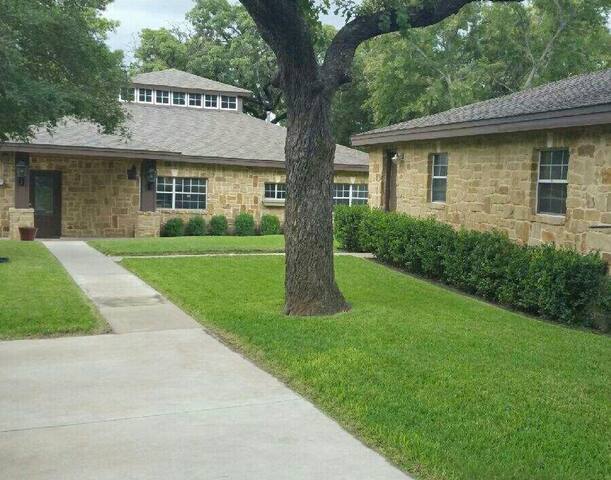 Beautiful lake front home gallery image 2