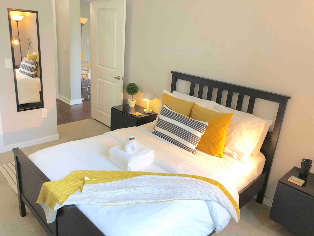 El elegante segundo dormitorio también incluye armario, TV inteligente y escritorio.