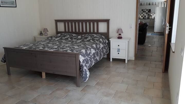 Habitación en planta baja con cuarto de baño privado y vestidor