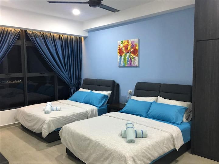 СПАЛНЯ 2:
2 двойни легла с 11 - инчов матрак MyLatex 十一寸高的双人床垫
Юрган и 8 възглавници
 棉被和八个枕头Собствена баня 浴室套间
Гардероб със закачалки
 壁橱和挂衣架Работна маса и стол 书桌和椅子
1.0hp Daikin климатик 1.0
Вентилатор на马力冷气机 тавана на
 风扇KDK 4 кърпи 四件毛巾
