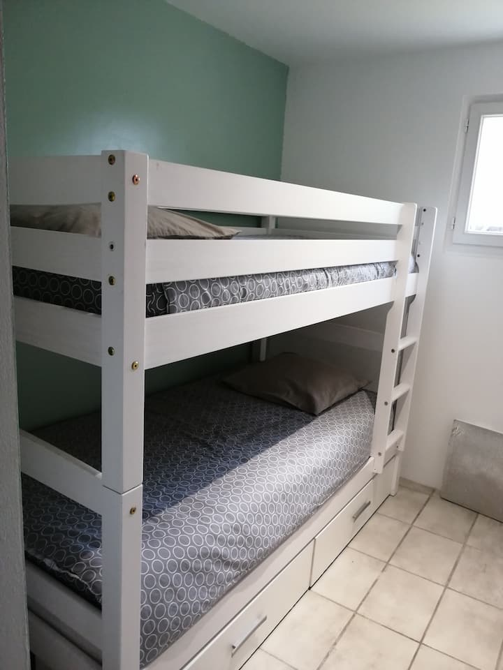 Izba s poschodovou posteľou