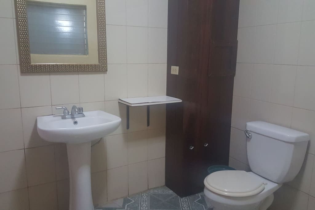 lavabo, espejo,inodoro pequeño armario