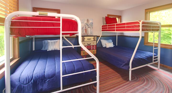 La habitación con literas tenía dos literas individuales. Duerme seis niños o cuatro adultos