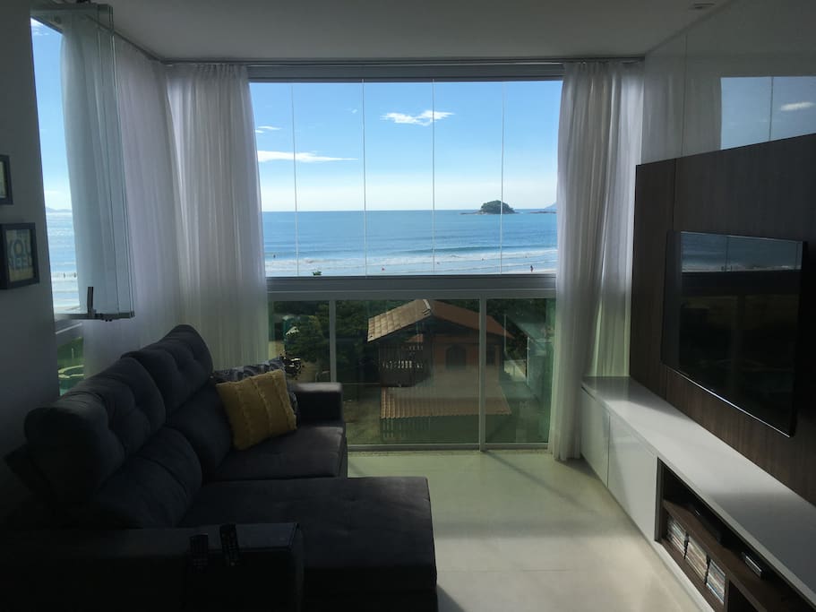 Vista sala e cozinha.