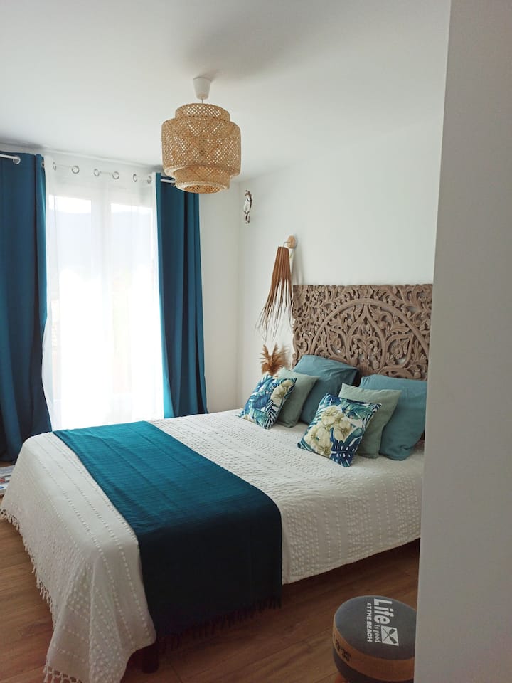 Chambre 1 avec porte fenêtre donnant sur la terrasse
