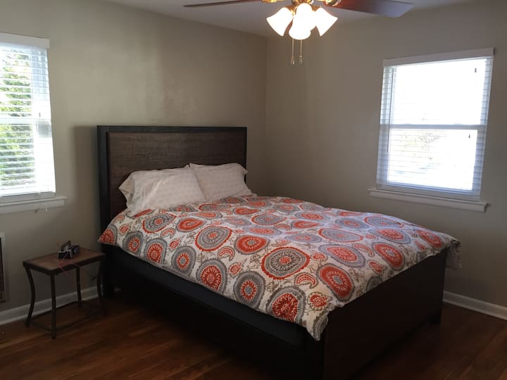 سرير كوين جديد تمامًا والكثير من الضوء الطبيعي