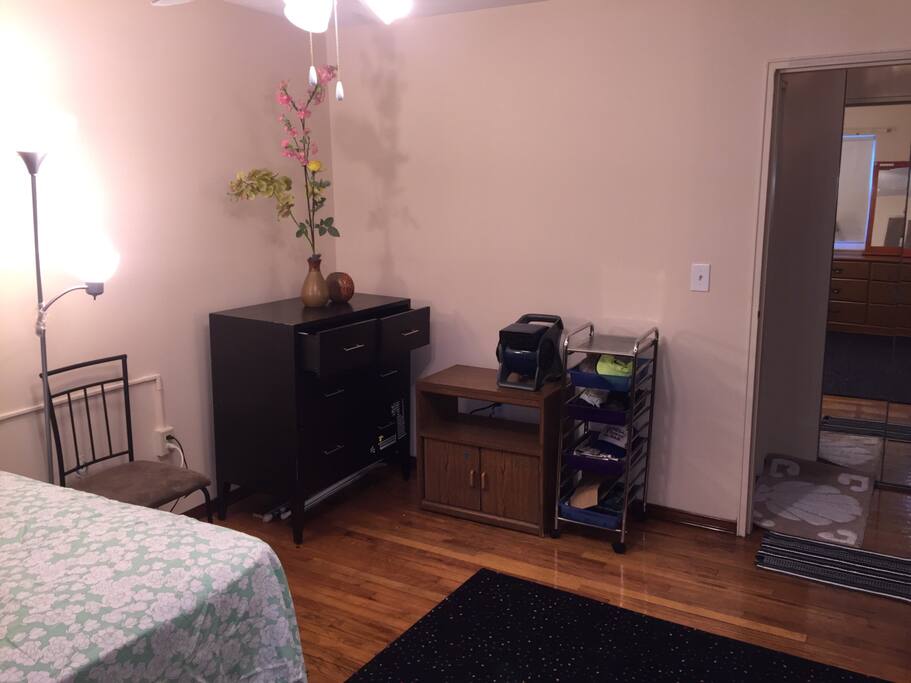 Dresser documents / accessories holder lamp with twist on off switch bright lights lamp and beautiful rose decorations and fan