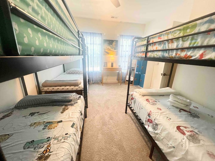 חדר שינה 6 - קומה שנייה - 3 מיטות קומתיים - 6 מיטות זוגיות - ארוניות מתכת מגניבות לאחסון. 