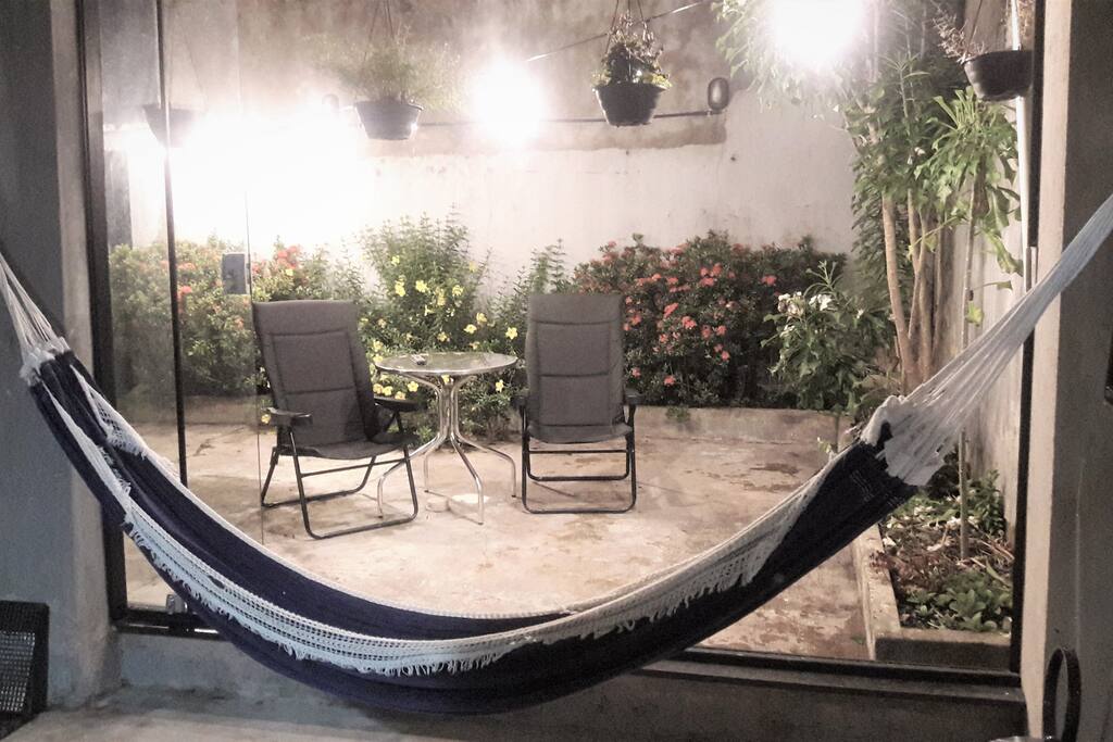 Varanda e quintal à noite.