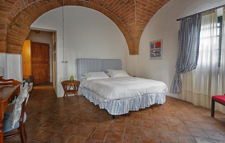Camera azzurra: camera da letto ampia situata a piano terra, il soffitto a volte antiche la rende particolarmente autentica.