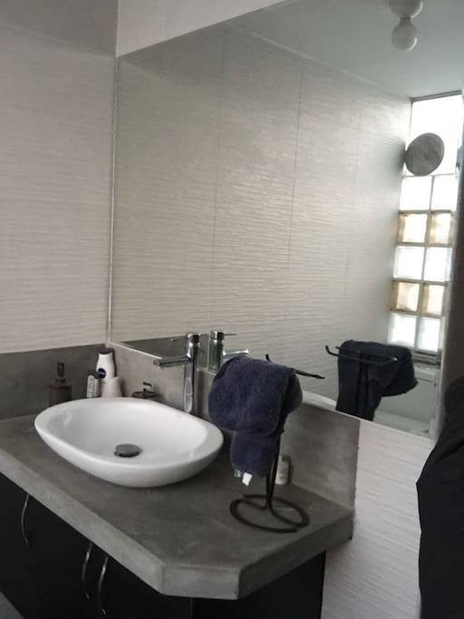 Bathroom (principal bedroom)