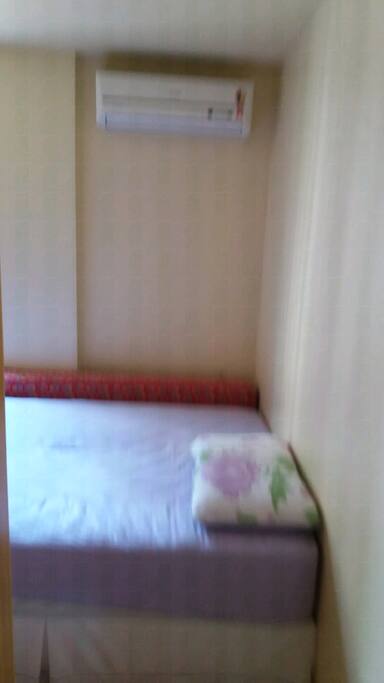 QUARTO COM AR CONDICIONADO