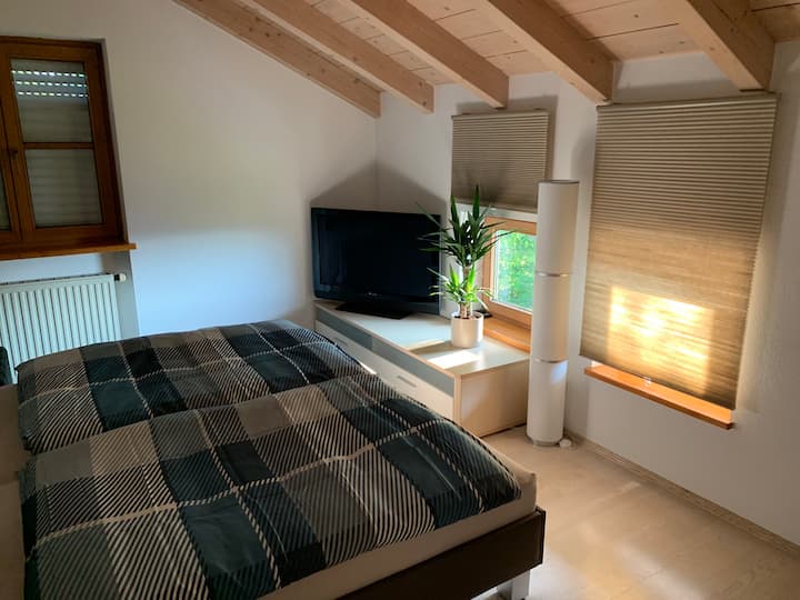 Schlafzimmer 1 mit 42 Zoll TV und Doppelbett 1,80 x 2,00 m