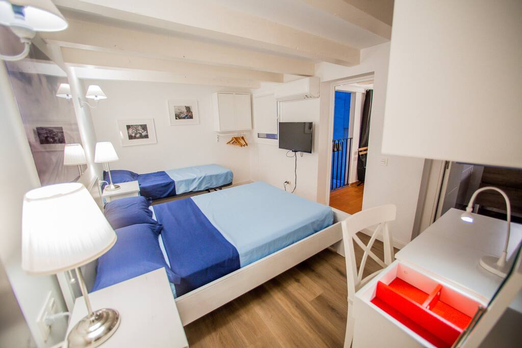Chambre triple avec salle de bain et terrasse